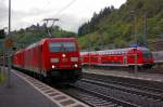 Bahnhof Linz am Rhein, die 185 393-6 mit einer Schwesterlok und Schiebewandwagen kommen aus Richtung Erpel eingefahren. 14.9.2013