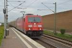 Mit einem kurzen Schiebewandwagen kommt die 185 345-6 diesmal aus Richtung Nievenheim wieder. Hier ist sie in Allerheiligen. 25.10.2013