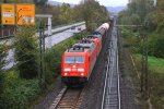185 235-9 DB und eine unbekannte 185er von Railion kommen aus Richtung Koblenz mit einem langen gemischten Güterzug aus Süden nach Köln-Gremberg und fahren in Richtung Köln auf der Rechte Rheinstrecke