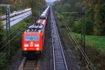 185 380-3 DB kommt aus Richtung Koblenz mit einem langen Vauxhallautozug  aus Sden nach Aachen-West und fhrt in Richtung Kln auf der Rechten Rheinstrecke (KBS 465) bei Bad-Honnef am Rhein bei regnerischen Novemberwetter und in der Abendstimmung am Abend vom 1.11.2013.