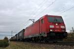 Am 08.11.2013 musste DB Schenker 185 376-1 mit ihrem Containerzug am Nrdlichen Einfahrsignal von Mllheim (Baden) anhalten, um den IRE von Mullhouse-Ville nahc Freiburg und die RB von Neuenburg nach