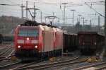 Hier kuppeln 185 099 und 185 122 gerade an ihren Tonzug am 10.11.13 in Limburg an um ihn durch die Schweiz nach Italien zu bringen.