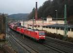 185 044 und 185 199 ziehen am 30.November 2013 einen Talns Ganzzug durch Kronach Richtung Saalfeld.