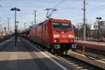 Die 185 352-2 der DB durchfährt am 4.12.2013 mit einem Autotransportzug den Bahnhof St. Pölten Richtung Linz. Der Zug kommt aus der Slowakei und fährt nach Darmstadt.