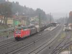 Eine 185.1 von DB Schenker zieht am 04. Dezember 2013 die ES 64 F4-452 (189 452) von MRCE und einen gemischten Güterzug durch Kronach in Richtung Lichtenfels.