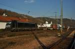 185 564-2 der MRCE mit einen Containerzug im Bhf. von Bad Hersfeld am 18.12.13