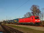 Das alte Jahr zeigt sich am letzten Tag noch einmal von der besten Seite.
Allen einen guten Rutsch und ein frohes und gesundes Jahr 2014.

Die 185 222-7 mit LKW-Walter Aufliegern bei der Durchfahrt am 31.12.2013 in Nassenheide.