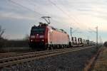 Ebenfalls am 18.01.2014, die Mannheimer 185 115-3 mit dem Fiatzug aus Italien nach Lahr (Schwarzwald) süd lich von Buggingen gen Freiburg.