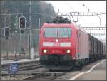 BR 185 125-2 der DB fhrt mit einem Ganzzug mit Coilswagen vom Gotthard her durch den Bahnhof Arth Goldau.