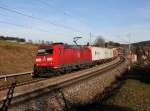 Die 185 082 mit einem Containerzug am 21.12.2013 unterwegs bei Bergen.