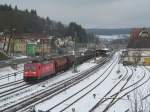 185 285-4 zieht am 28. Januar 2014 einen gemischten Güterzug durch Kronach in Richtung Lichtenfels.