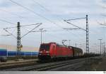 185 242-5 zieht am Morgen des 5. Februar 2014 einen kurzen Güterzug durch den Bahnhof Bad Staffelstein in Richtung Bamberg.