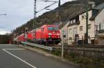 Durch Lorchhausen fahren die 185 299-5 und die 185 371-2 mit einem ewig langen Tankwagenzug gen Süden.