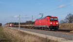 185 230-0 fährt am 23.02.14 mit einem weiteren Containerzug durch Bardowick-Bruch Richtung Süden.