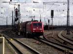 DB Schenker Rail 185 304-3 mit Kohlezug in Mainz Bischofsheim Rbf am 20.02.14 von Bahnsteig aus fotografiert