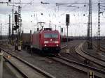 DB Schenker Rail 185 301-9 mit Containerzug am 20.02.14 in Mainz Bischofsheim Rbf