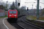 Mit einem Tragwagenzug durchfährt die 185 264-9 am Sonntagmittag den Rheydter Hbf auf Gleis 1 in Richtung Mönchengladbach Hbf.