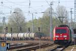 Ein Güterzug aus Richtung Rostock kommend, durchfährt den Bahnhof Waren (Müritz).