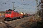 Durchfahrt am 25.01.2014 von der 185 121-1 mit einem gemischten Güterzug in Müllheim (Baden) gen Schweiz.