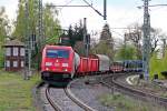 185 341-5 bei der Einfahrt in Baunatal Guntershausen von Frankfurt am M. kommend. Man beachte den doch sehr knapp laufenden Fahrdraht auf der Schleifleiste bzw. schon am Horn. 16.04.2014