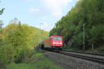 185 397 ist mit ihrem Kesselwagenzug am 30.04.2014 am Beginn des Altmühltales kurz hinter Eichstätt Bahnhof in Richtung Treuchtlingen unterwegs.