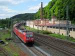 185 063-5 zieht am 15. Mai 2014 eine weitere 185 und einen Talns-Ganzzug in den Bahnhof Kronach.
