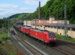 185 078-3 zieht am 17. Mai 2014 die 233 219-5 und einen gemischten Güterzug durch Kronach in Richtung Saalfeld.