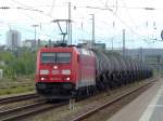 185 315 mit einen Kesselzug am Haken fährt am 15.05.2014 durch den Regensburger Hauptbahnhof.