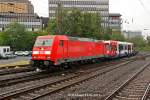 DB 185 242-5 mit einer Krefelder Stra�enbahn in D�sseldorf Rath, Mai 2014.