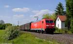 Mit einem Ganzzug fährt 185 269-9 am 13.05.2011 am ehemaligen Bahnwärterhaus bei Postbauer-Heng vorbei.