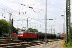 185 147-6 DB fährt mit einem langen Ölzug aus Antwerpen-Petrol(B) nach Basel(CH) bei der Ausfahrt aus Aachen-West und fährt in Richtung Aachen-Schanz,Aachen-Hbf,Köln bei tollem Sommerwetter am Nachmittag vom 1.6.2014.