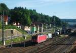 185 245-8 zieht am 07.Juni 2014 einen Containerzug durch Kronach in Richtung Lichtenfels.