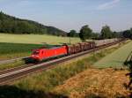 Die 185 254 mit einem Güterzug am 19.06.2014 unterwegs bei Einöd.