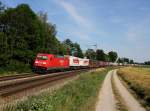 Die 185 280 mit einem KLV-Zug am 27.06.2014 unterwegs bei Langenisarhofen.