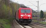 Ist der lang.....In der Kurve war der komplette Zug nicht einsehbar. 185 294 bringt einen Güterzug mit Schiebewandwagen aus Richtung Neunkirchen, das Ziel wird wohl in Frankreich liegen, denn am Zugschluß hingen französische Leuchten. Bei der Durchfahrt am Bahnsteig in Altenwald mußte mich mein Schatzi und ich meine Mütze festhalten, so groß war die Luftverwirbelung. Also wenn dort ein kleines Kind steht.......??? Bahnstrecke 3511 Bingen - Saarbrücken am 30.03.2014