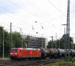 185 042-9 DB kommt aus Richtung Köln,Aachen-Hbf,Aachen-Schanz mit einem langen Ölleerzug aus Basel(CH) nach Antwerpen-Petrol(B) und fährt in Aachen-West ein.
Aufgenommen vom Bahnsteig in Aachen-West bei schönem Sonnenschien am 5.8.2014. 