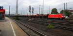 185 262-3 DB fährt mit einem langen Kohlenzug aus Gent-Zeehaven(B) nach Garching(D) bei der Ausfahrt aus Aachen-West und fährt in Richtung Aachen-Schanz,Aachen-Hbf,Köln. 
Aufgenommen vom Bahnsteig in Aachen-West bei Regenwolken am Abend vom 8.8.2014.