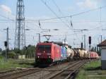 185 288-8 zieht die 152 138  Albatros-Express  und einen gemischten Gterzug am 02.August 2014 durch Grokorbetha in Richtung Halle/Saale.