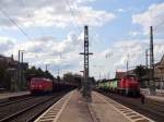 Am 21.8.14 musste 294 810 vor einem roten Signal warten, während auf dem Durchgangsgleis ein ICE durchschoss. Links überholte nun eine 185 mit einem Kieszug, welcher nun den Güterbahnhof von Fürth in wenigen Sekunden erreicht. 
Aufgenommen im Bahnhof Fürth. 