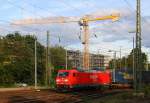 185 298-7 von Railion kommt aus Richtung Köln,Aachen-Hbf,Aachen-Schanz mit einem langen Containerzug aus Verona(I) nach Genk(B) und fährt in Aachen-West ein. Aufgenommen vom Bahnsteig in Aachen-West in der Abendsonne am Abend vom 27.8.2014.