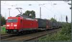 Die 185 385-2 zieht ihren Aufliegerzug (KLV) durch Ratingen-Lintorf in Richtung Düsseldorf. Szenario vom 13.09.2014.