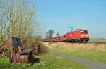 185 261-5 fuhr am 10.03.2014 mit einem Güterzug von Emden nach Osnabrück, hier südlich von Leer.