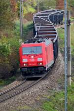 185 241-7 schlängelt sich am 27.9.2014 mit leeren Hochbordwagen auf der Nordumfahrung des Rbf München Nord/Allach Untermenzing vorbei.Von öffentlicher Fussgängerbrücke