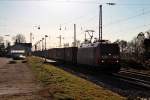 Durchfahrt am 23.12.2013 von 185 194-8 mit einem Containerzug in Heitersheim auf der KBS 703 gen Freiburg.