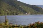 An manchen Stellen im Rheintal kann man sprichwörtlich heute schon sehen, wer morgen zu Besuch kommt. Vom Bahnsteig in Kaub am Rhein konnte man schon von weitem die herannahende 185 198-9 mit dem  Walter  nach Norden sehen. Aufgenommen am 17.07.2014.