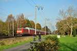 185 068-4 fuhr am 08.11.2014 mit einem Autozug von Emden nach Osnabrück, hier in Eisinghausen bei Leer.