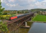 185 352 mit einem Autozug am 23.04.2014 auf der Mariaorter Brücke bei Regensburg-Prüfening.