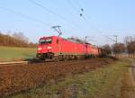 185 393-6 mit der Wagenlok 140 354-2 und einem gemischtem Güterzug in Fahrtrichtung Süden. Aufgenommen am 11.03.2014 bei Niederhone.