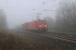 Rote Loks im Nebel: 185 342-3 mit Containerzug in Fahrtrichtung Norden. Aufgenommen am BÜ Eltmannshausen/Oberhone am 26.03.2014.