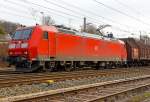   Die 185 179-9 (91 80 6185 179-9 D-DB) der DB Schenker Rail Deutschland AG verlässt mit einem kurzem Coil-Güterzug am 07.03.2015 Kreuztal in Richtung Hagen.